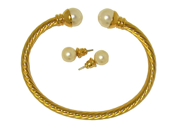Elegant Bracelet Pearls Bracelet & Earring Set