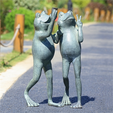 34874 Selfie Frog Friends Garden Sculpture - 21.50 X 13 X 11 In.