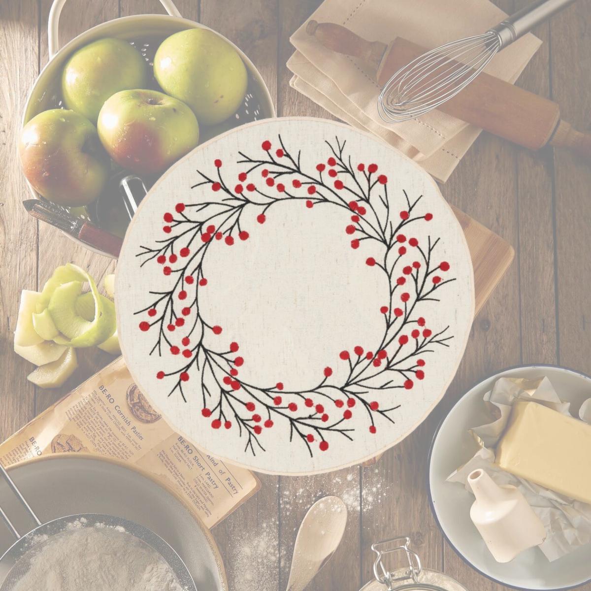 Picture of Saro Lifestyle 9214.N15R 15 in. Festive Embroidered Berry Round Placemat, Natural - Set of 4