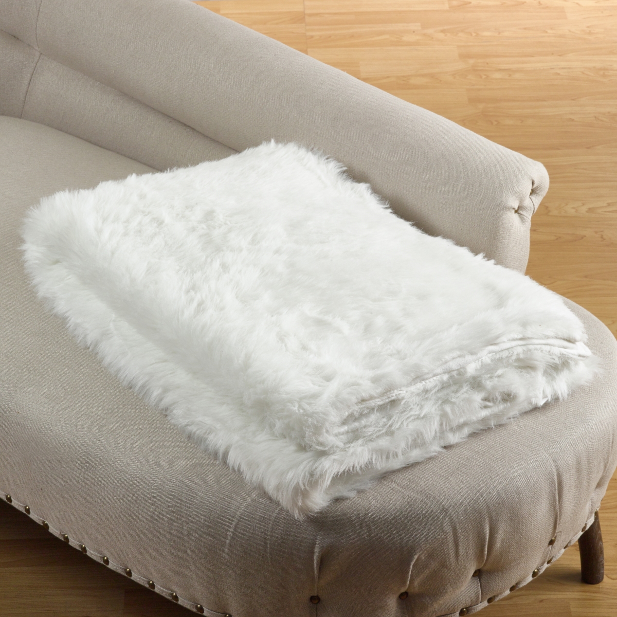 197.w5060 50 X 60 In. Juneau White Faux Fur Throw Blanket, White