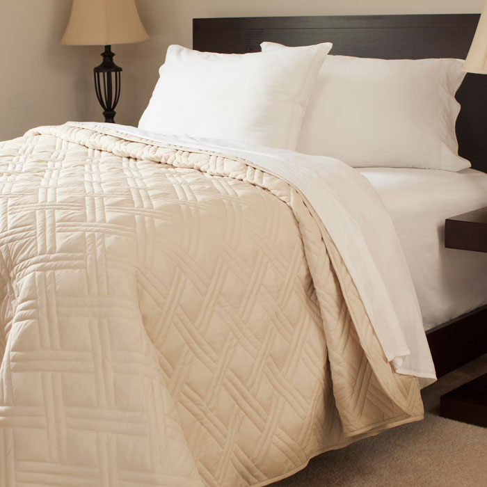 66a-25801 Solid Color Bed Quilt - Twin Size - Ivory