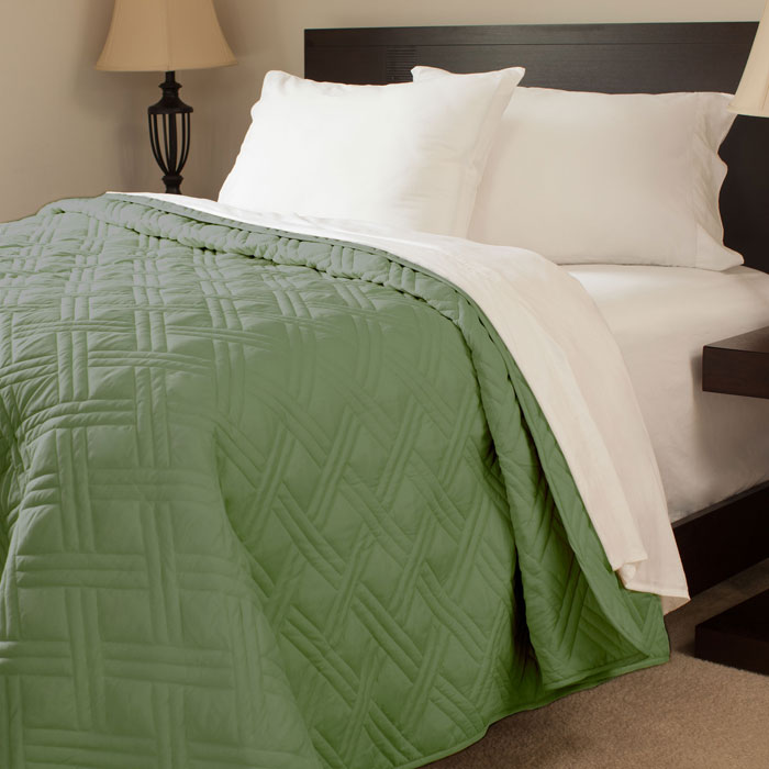 66a-25825 Solid Color Bed Quilt - Twin Size - Green
