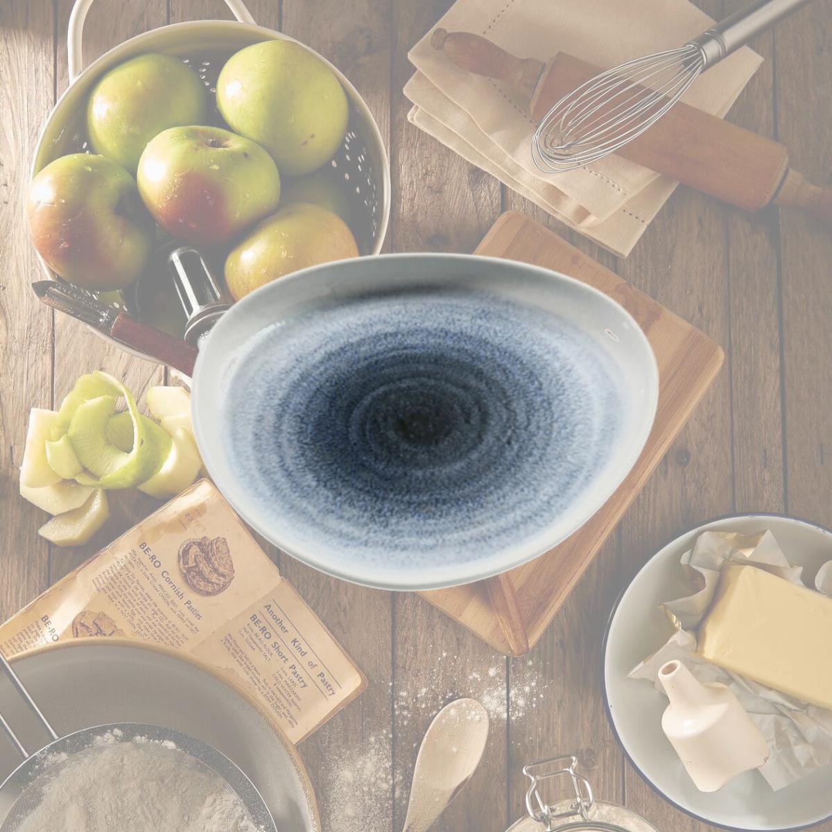Picture of Yanco UN-311 Universe Chinaware 11.75 x 11.25 x 1.50 in. Triangle Plate - White & Blue
