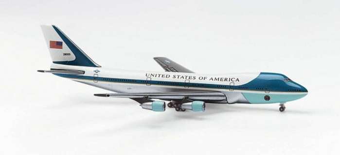 Daron Worldwide Trading HE502511 Herpa Air Force 1 747-200 1/500