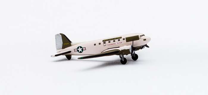 Daron Worldwide Trading HE511377 Herpa USAF FASSBERG FLY 1/500