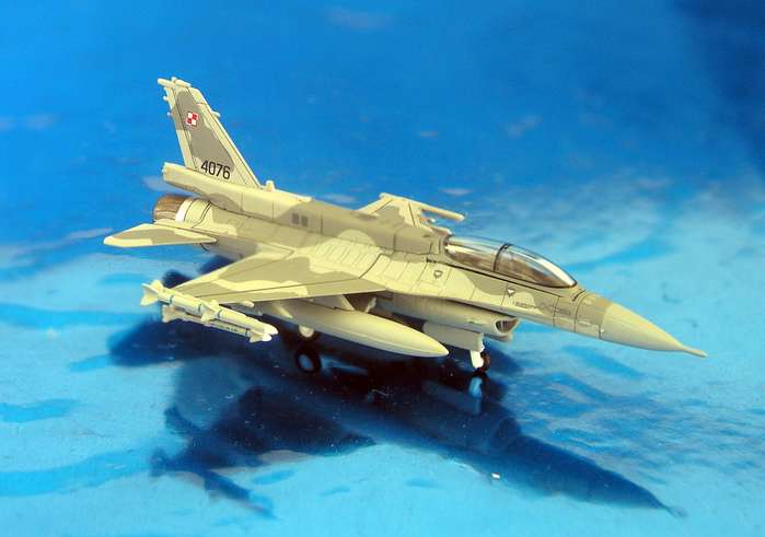 Daron Worldwide Trading HE550369 Herpa F-16D Polish Air Force 6.ELT 1/200