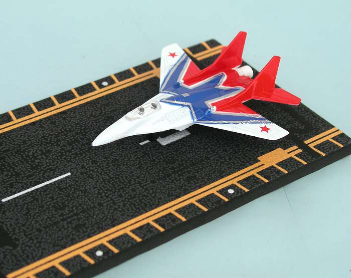 Hot Toys - Daron Worldwide Trading HW14139 Hot Wings MIG29 Russian Show Plane