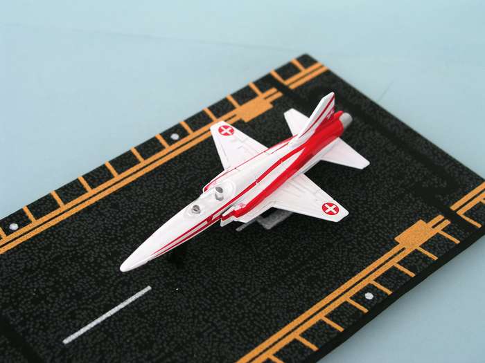 Daron Worldwide Trading HW14141 Hot Wings F-20 Tigershark Swiss Air Force