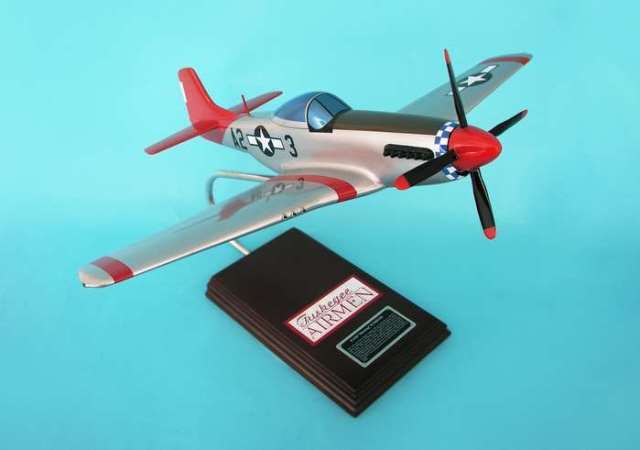 Daron Worldwide Trading ESAF028 P-51D Tuskegee Air 1/24 AIRCRAFT