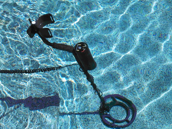 Famous Trails MD 6000 The NEPTUNE Metal Detector