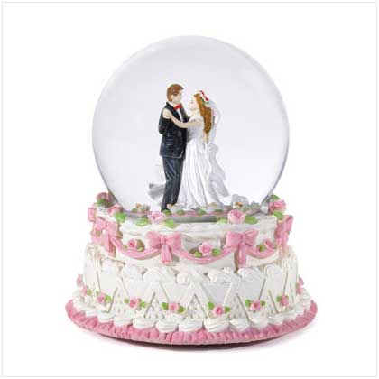 WEDDING COUPLE SNOWGLOBE