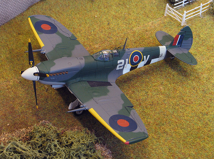Daron Worldwide Trading GA1002 Gemini Aces Spitfire Raf MK.IX Battle Of Britain 1 72 by Daron Worldwide Trading