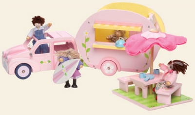 Le Van Toys ME070 Rosaleas Car and Caravan Set