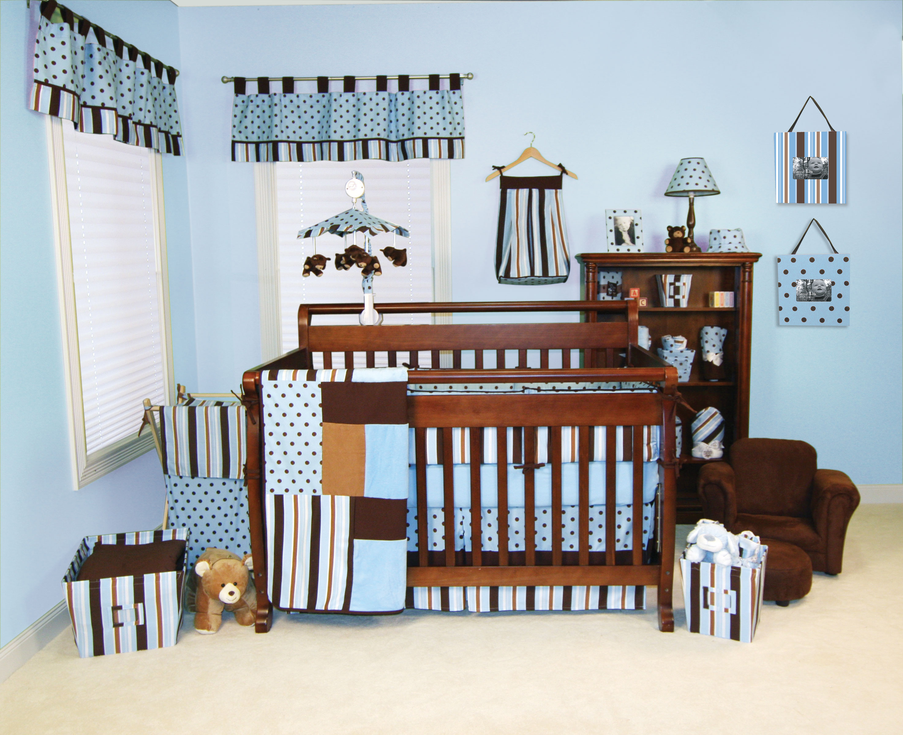 Trend Lab 101514 MAX 4 PIECE SET includes slipcover bumper coverlet skirt and sheet