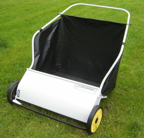 MWP B 319 31 in. Deluxe Push Lawn Sweeper