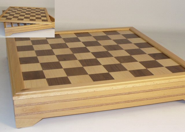 50455ict Inlaid Walnut And Beechwood Chest With Removable Chess Board And Dividers