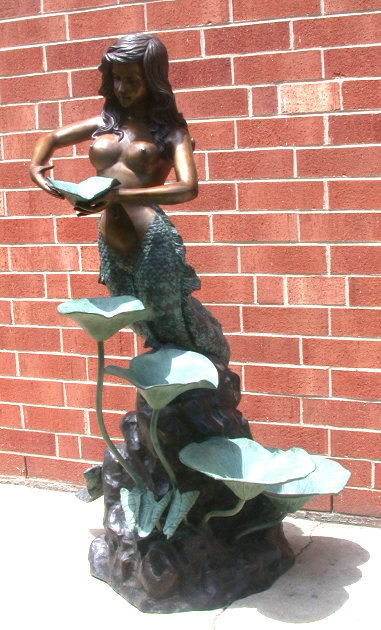 Metropolitan Galleries SRB25398 Mermaid with Lotus Leaf Fountain