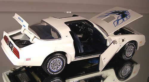 Replicarz FMG317 1977 Pontiac Trans Am#44; Cameo White with Dark Blue Interior