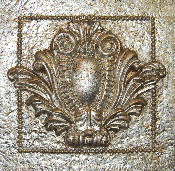 7028gs Single Crest Tile In Gilt Silver Finish