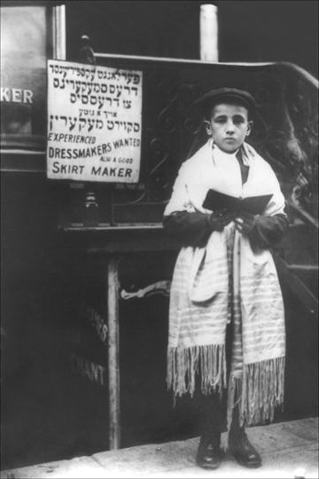 Buyenlarge 197501P2030 Young man in Tallit prayer shawl 20x30 poster
