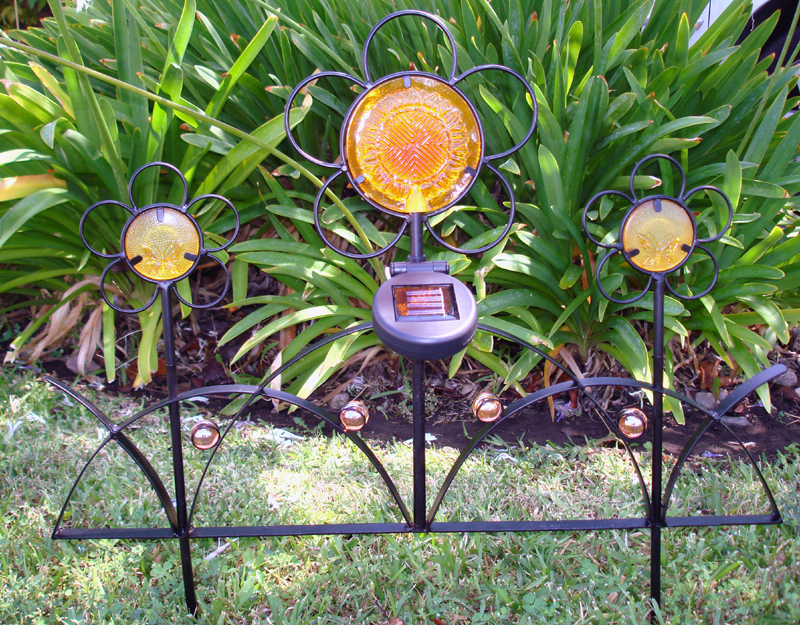 Garden Sun Light E2172 Solar Iron Flower Fence Light