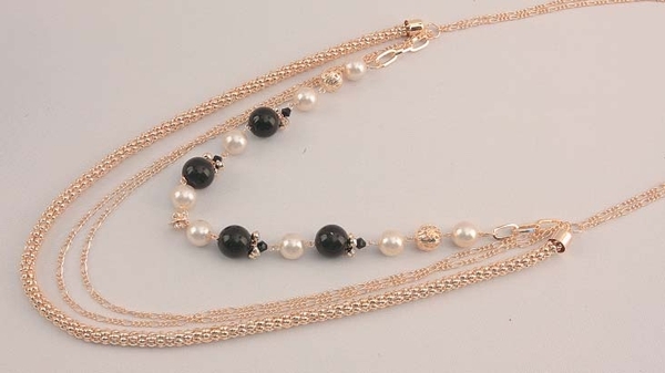 049-40317 Gold Tone Necklace Black And White Beads