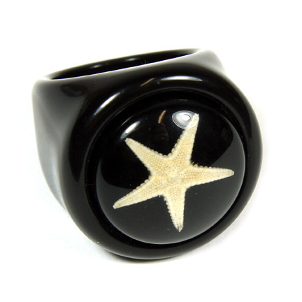 Or011-6 Ring Starfish Black Ring With Black Background Size 6