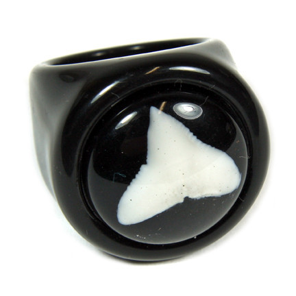 Or013-6 Ring Shark Tooth Black Ring With Black Background Size 6