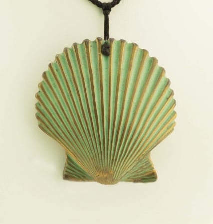 Necklace67b Hen-feathers Shell Pendant
