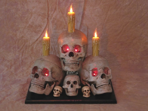 Dis-100 Skull Display Three Life-size Skulls On Wooden Plaque With Led Eyes