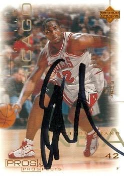 Elton Brand autographed Basketball Card (Chicago Bulls) 2000 Upper Deck No.10