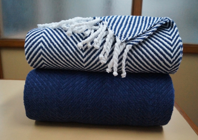 Hbth100pct-idg Soft 100-percent Cotton Throw With Hand Knotted Fringes-indigo