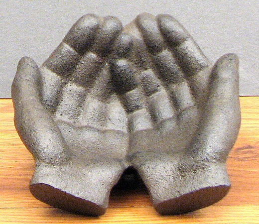0184s-0707 Cast Iron Pair Of Hands Dish