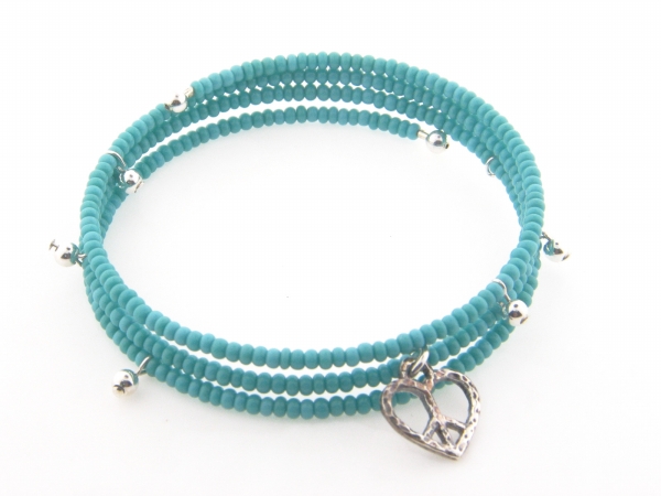 Ba05023 Sterling Silver Memory Wire Heshi Turquoise Bead Heart & Peace Sign Charm Bracelet