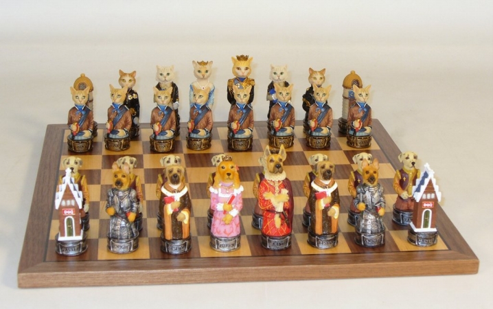 R70639-wc Cats & Dogs Resin Chess Set With Walnut, Maple Veneer Board