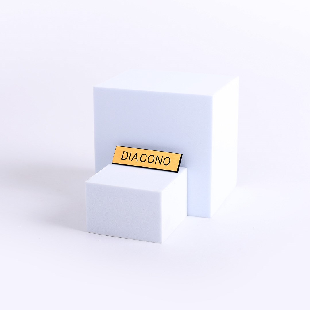 408193 Spanish-Decal - Deacon - Pin Back - Gold & Black