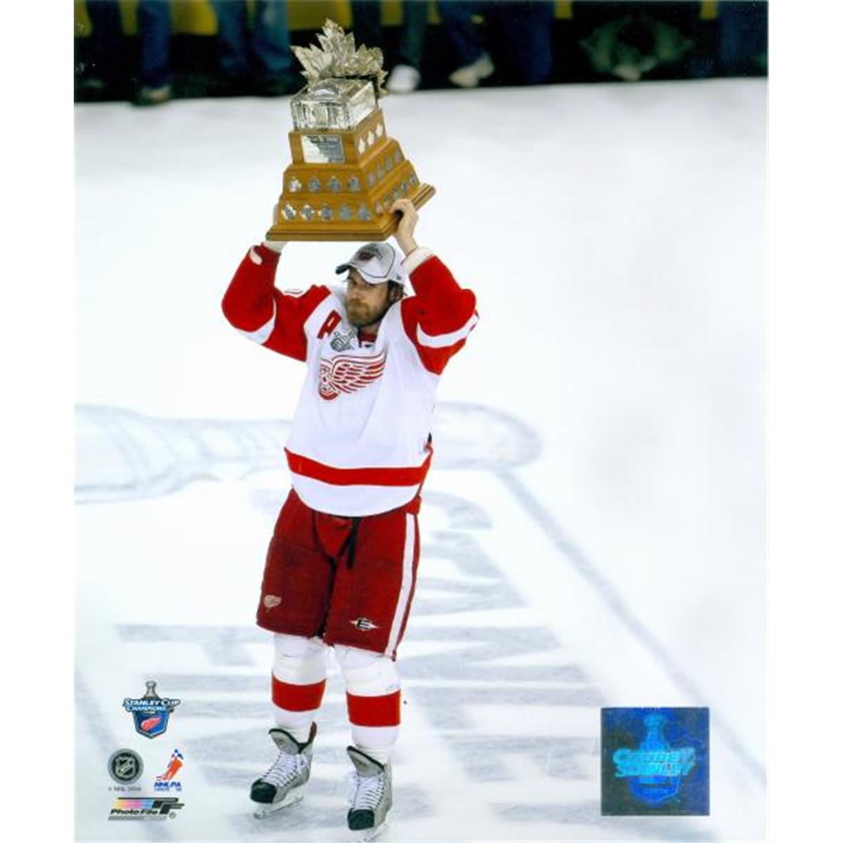 Picture of Autograph Warehouse 443591 8 x 10 in. Henrik Zetterberg Photo No. 1 Con Smythe Trophy for Detroit Red Wings