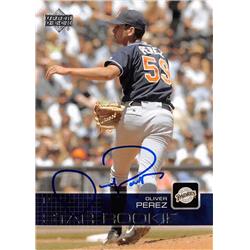 637474 Oliver Perez Autographed Baseball Card - San Diego Padres - 2002 Upper Deck Star Rookie No.23