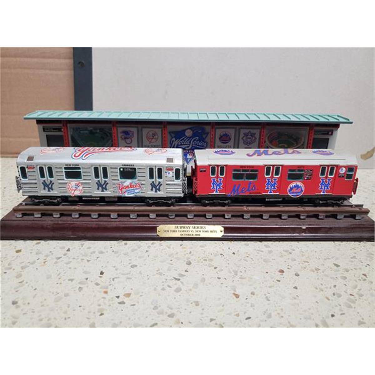 724124 Subway Series Commemorative Mets Yankees Danbury Mint 2000 Display Train
