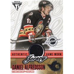 675765 Daniel Alfredsson Player Worn Jersey Patch Ottawa Senators 2003 Pacific Titanium No.46 LE 104-148 Hockey Card