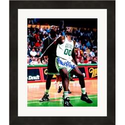 687519 8 x 10 in. Robert Parish Autographed Boston Celtics No.6 Matted & Framed Photo