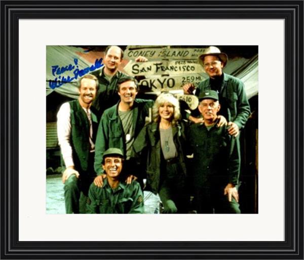 726214 Mike Farrell Autographed 8 x 10 in. Photo - Mash Cast No.SC2 Matted & Framed