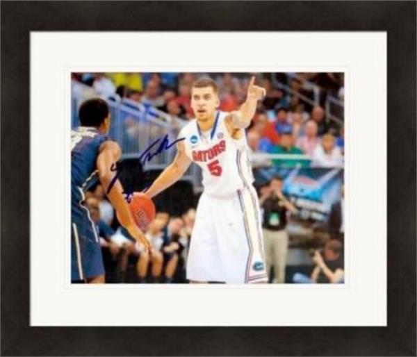 Picture of Autograph Warehouse 365253 Scottie Wilbekin Autographed 8 x 10 in. Photo - Florida Gators Image No.1 Matted & Framed