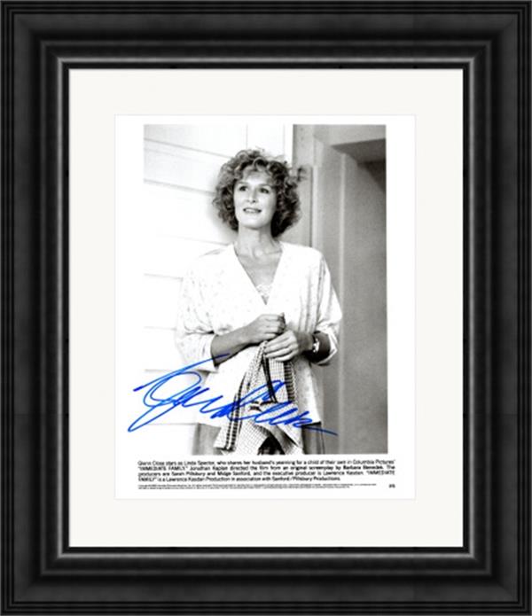 783435 Glenn Close Autographed 8 x 10 in. Photo - B&W Actress No.3 Matted & Framed