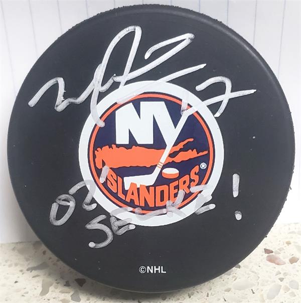 Picture of Autograph Warehouse 782331 Mike Peca Autographed Hockey Puck - Inscribed 02 Selke -   York Islanders SC Display Cube