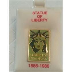 281096 1986 0.5 in. Statue of Liberty Pin with Original Card - United States Italy Flags