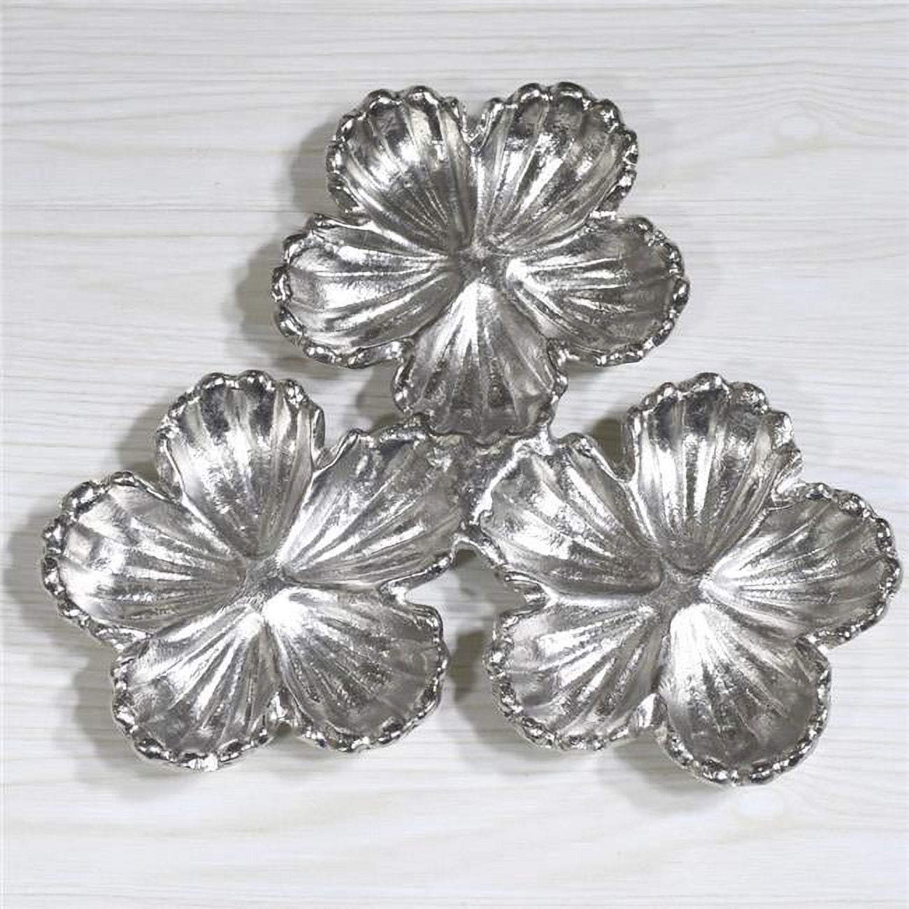 Picture of BBH Homes UBBBVK039AB2020SC1HS 8.26 x 8.26 x 0.98 in. Handmade Silver Coated Decorative Aluminum Tray