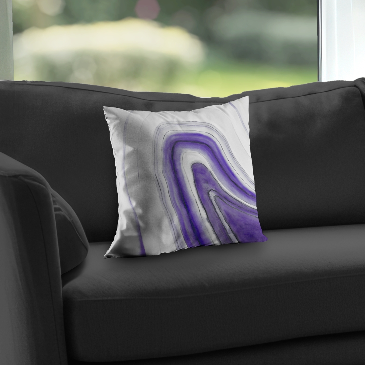 C1PC1414AMKUO4 14 x 14 in. Purple Round Geode Throw - Illustrative White Poly Twill Decor