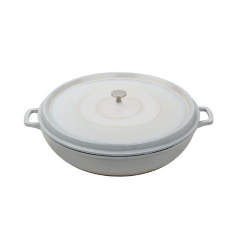 Picture of Winco CA-015-AWH-BK-CC 7.5 qt. Cast Aluminum Antique White with Clear Coat & Black Interior Induction Ready Round Braiser with Lid - 8 qt. Rim-Full - 14.74 in. Top Dia.