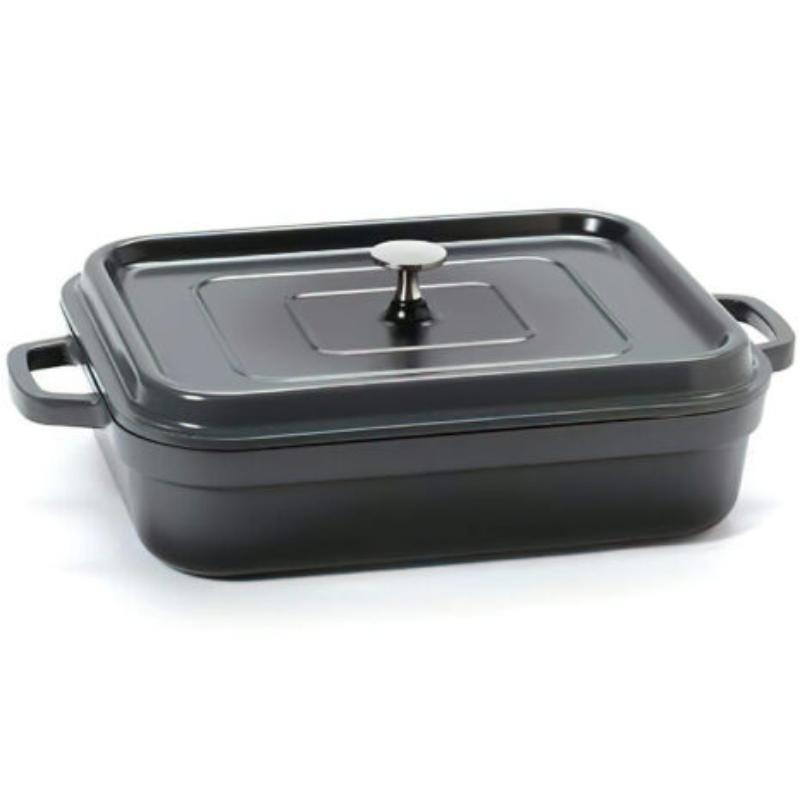 Picture of Winco CA-017-GR-BK-CC 7.5 qt. Cast Aluminum Green with Clear Coat & Black Interior Induction Ready Rectangular Roaster with Lid - 8 qt. Rim-Full - 15.03 x 10.34 in.